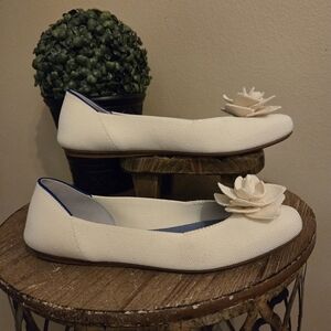 ROTHY'S The Petal In Love Bird Ivory Cream Square Toe Slip-On Flats Women's SZ 9